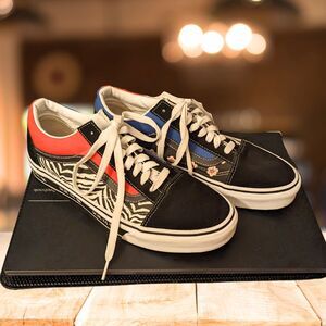 Vans Old Skool Korean Typography Sneaker Women’s 10.5 or Men's Size 9.- Like New